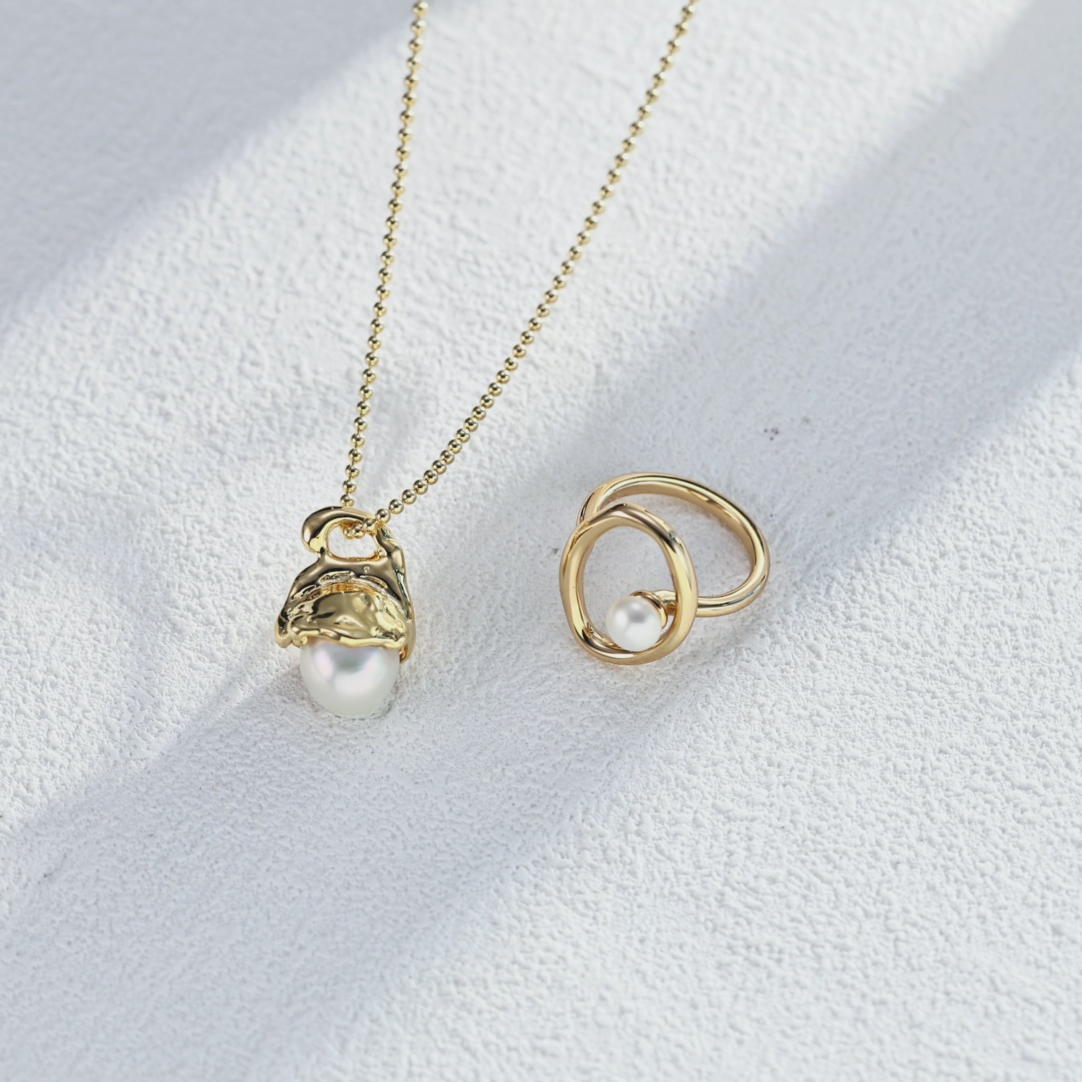 Pearl Curve Pendant Necklace