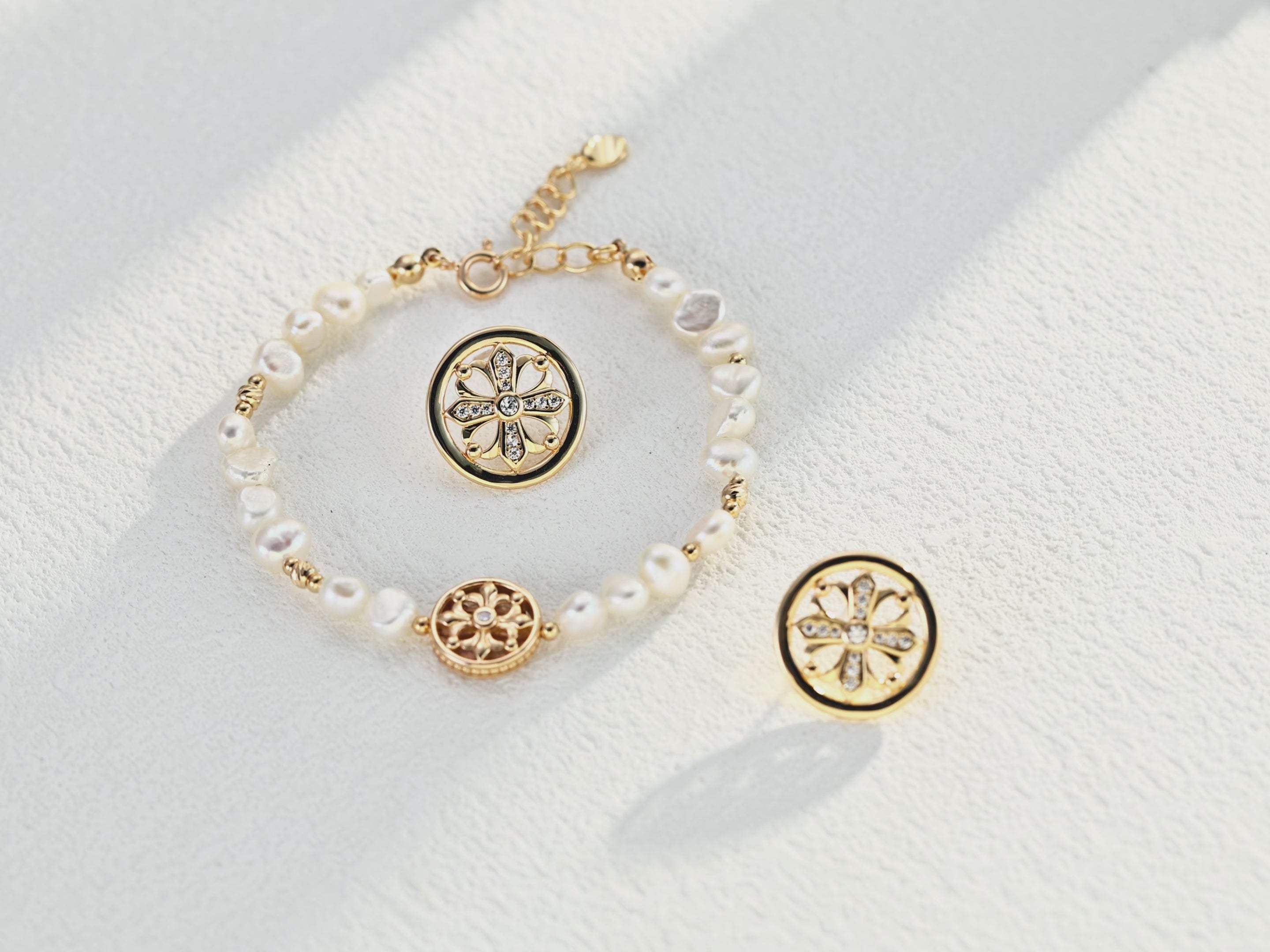 Fleur Medallion Pearl Bracelet