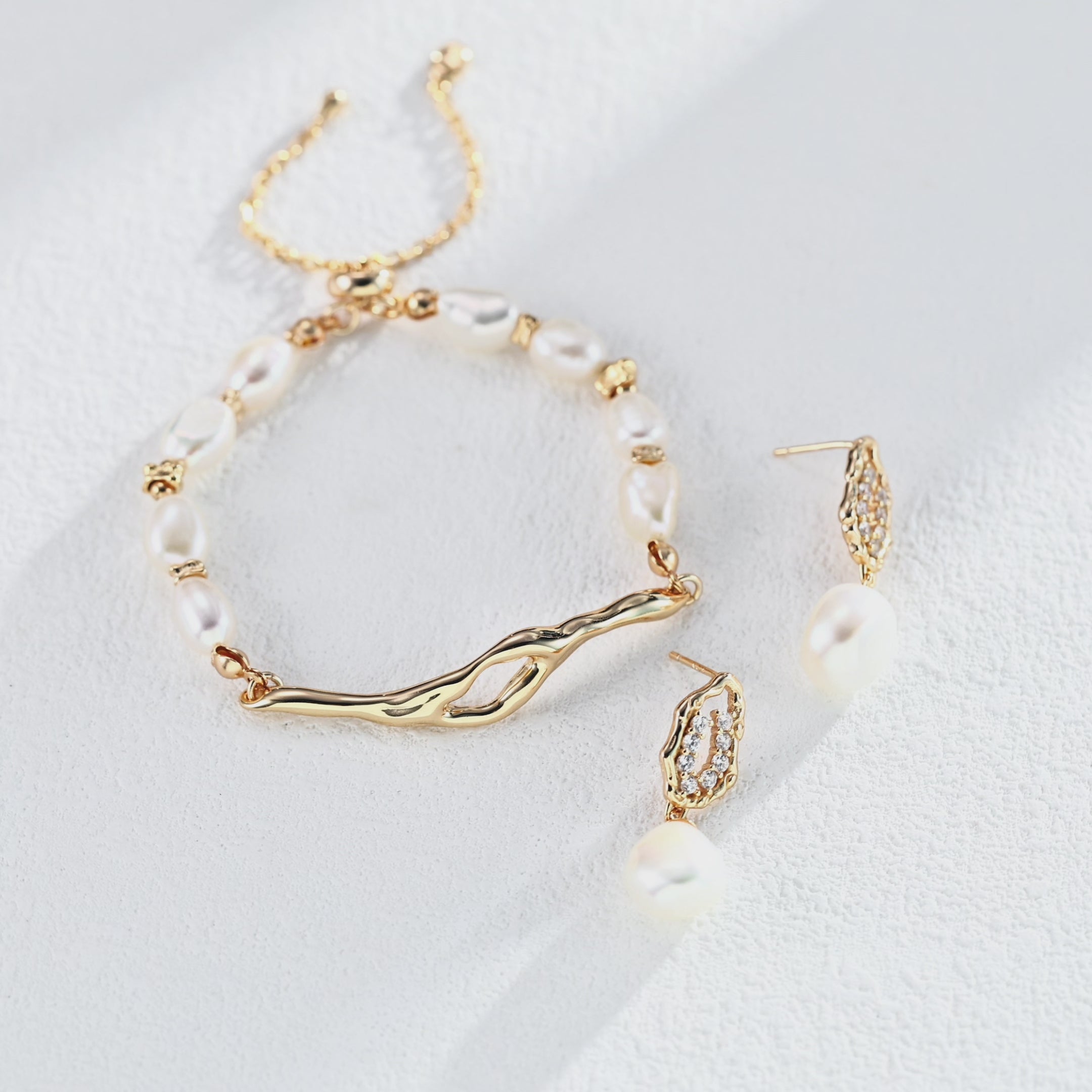 Nacre Flow Pearl Bracelet