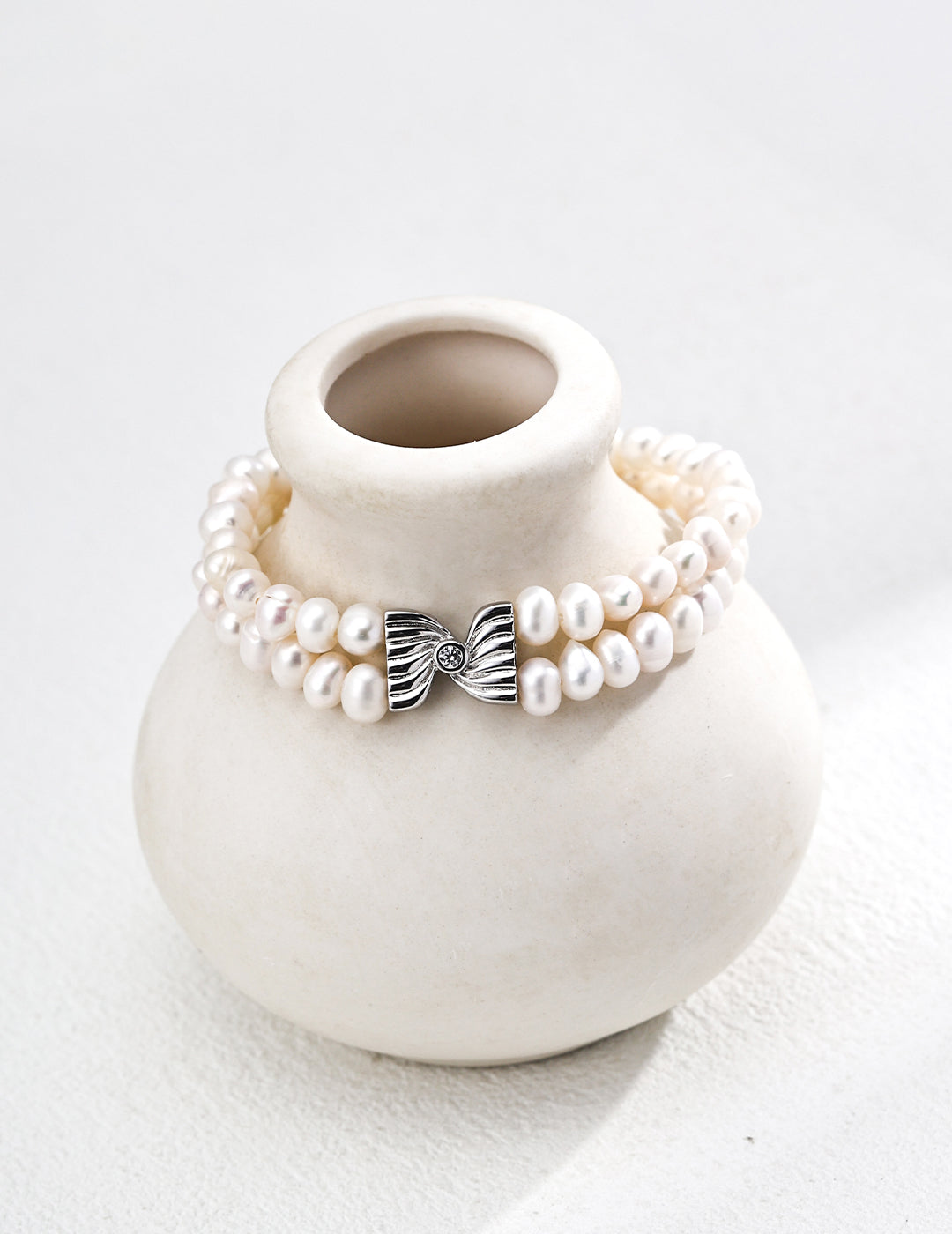 Nacre Bow Pearl Bracelet Secondary image
