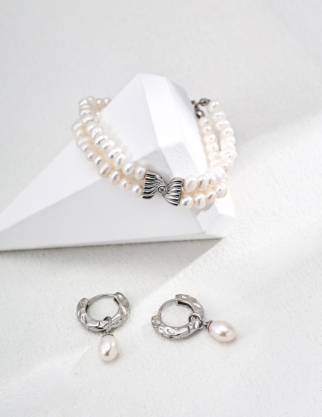 Nacre Bow Pearl Bracelet