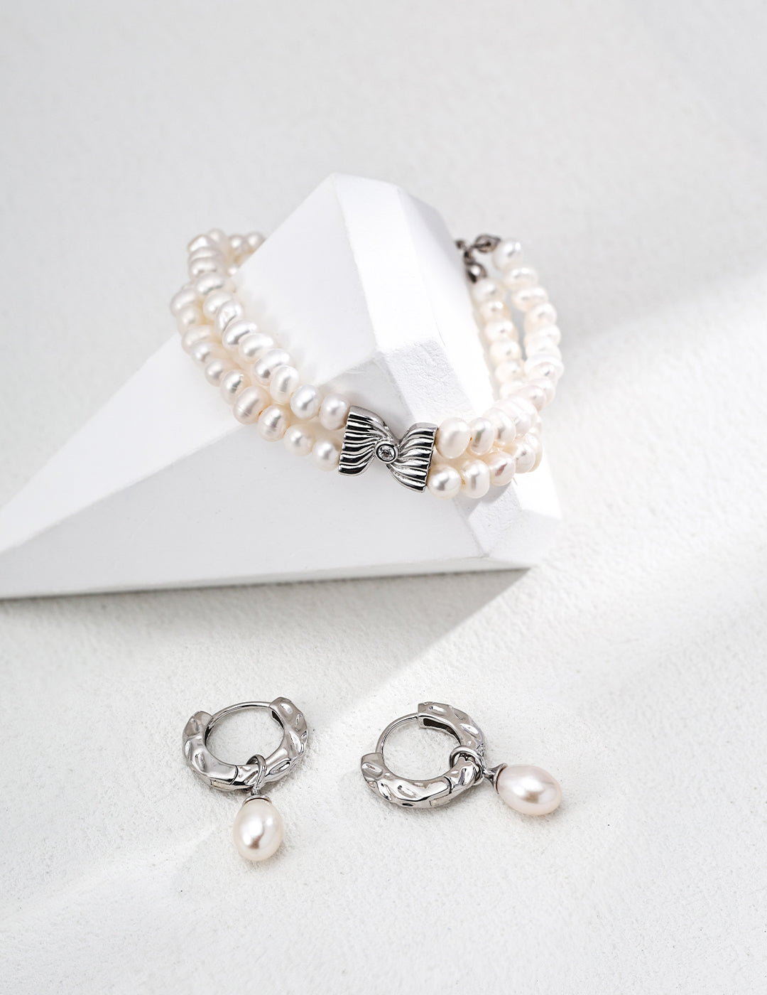 Nacre Bow Pearl Bracelet