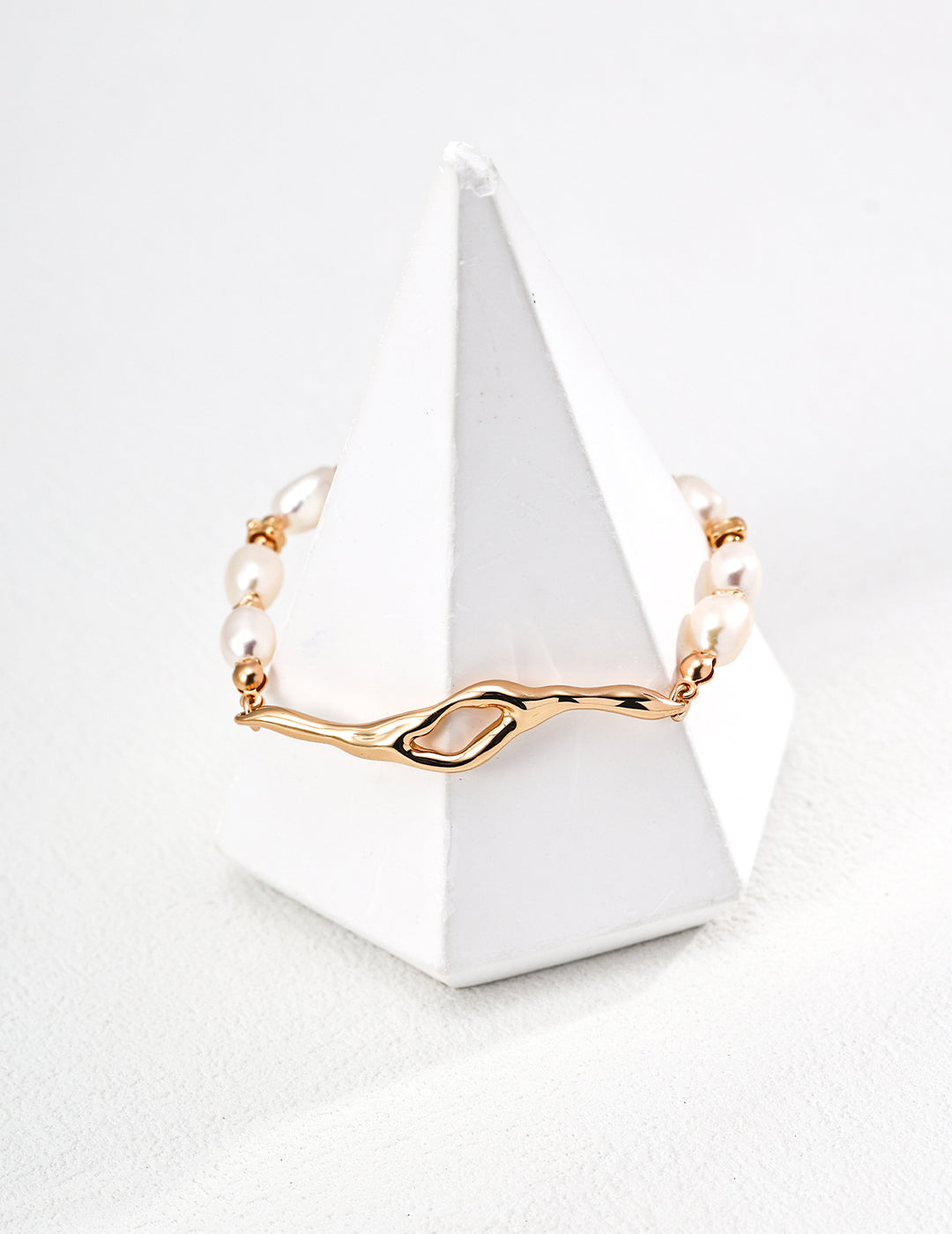 Nacre Flow Pearl Bracelet Secondary image