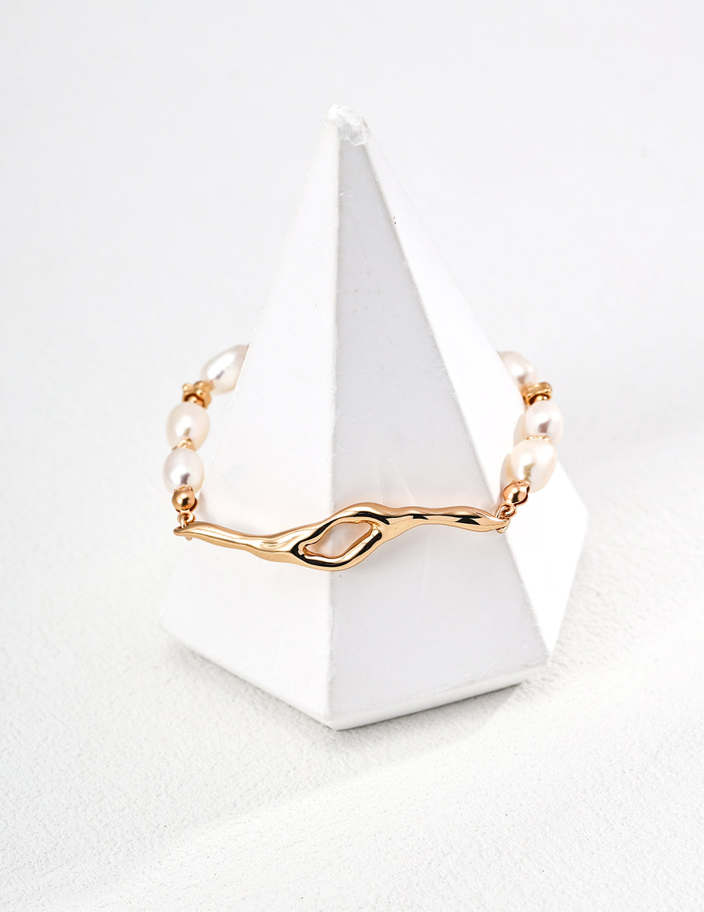 Nacre Flow Pearl Bracelet