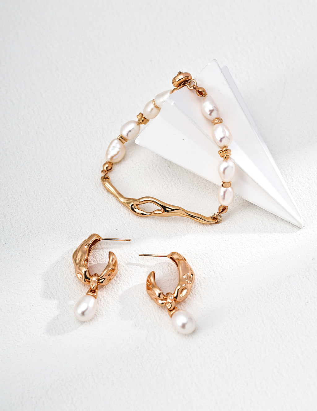 Nacre Flow Pearl Bracelet