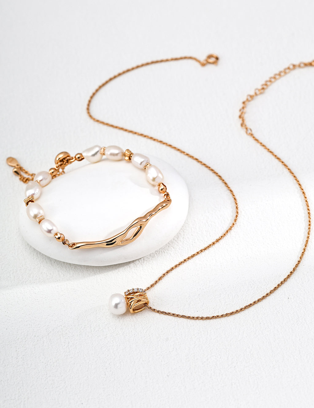 Nacre Flow Pearl Bracelet