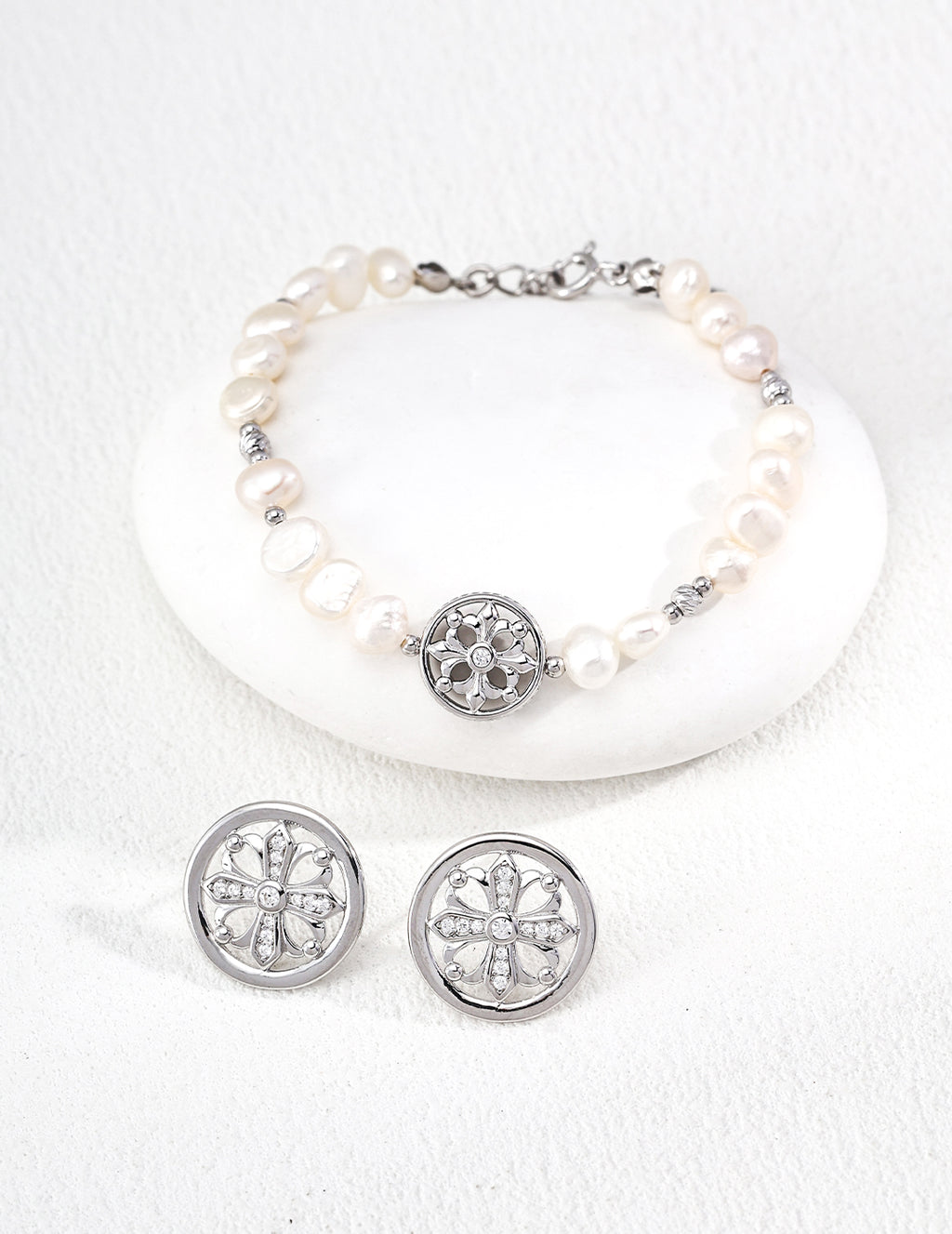 Fleur Medallion Pearl Bracelet