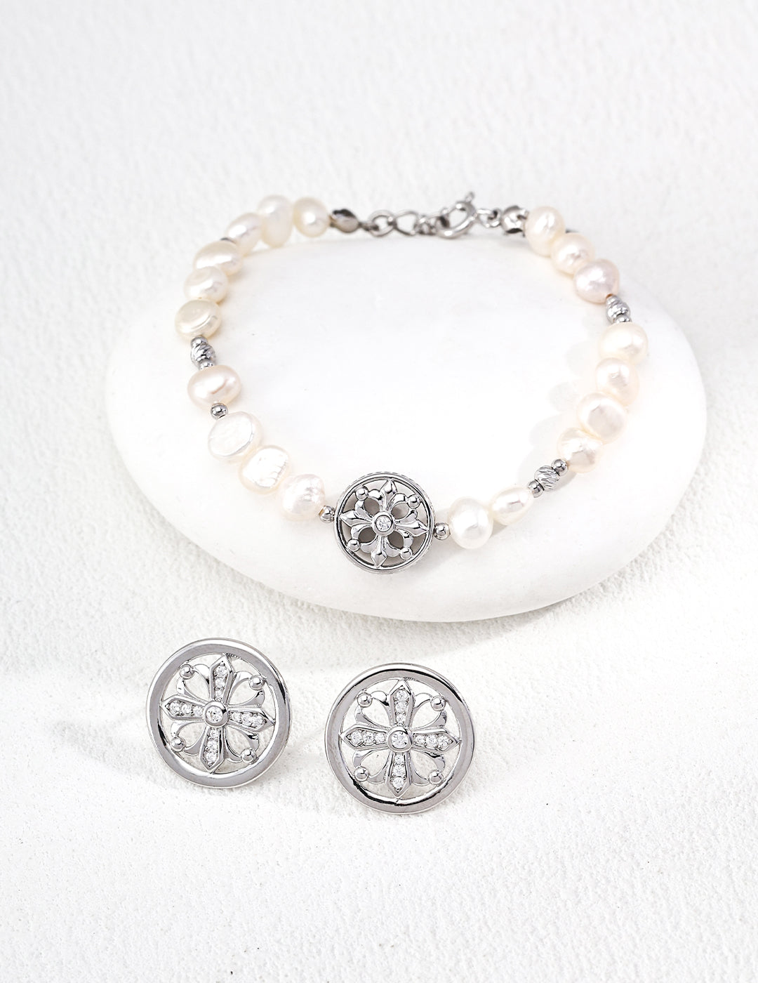 Fleur Medallion Pearl Bracelet