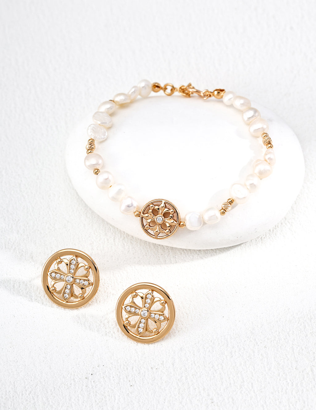 Fleur Medallion Pearl Bracelet