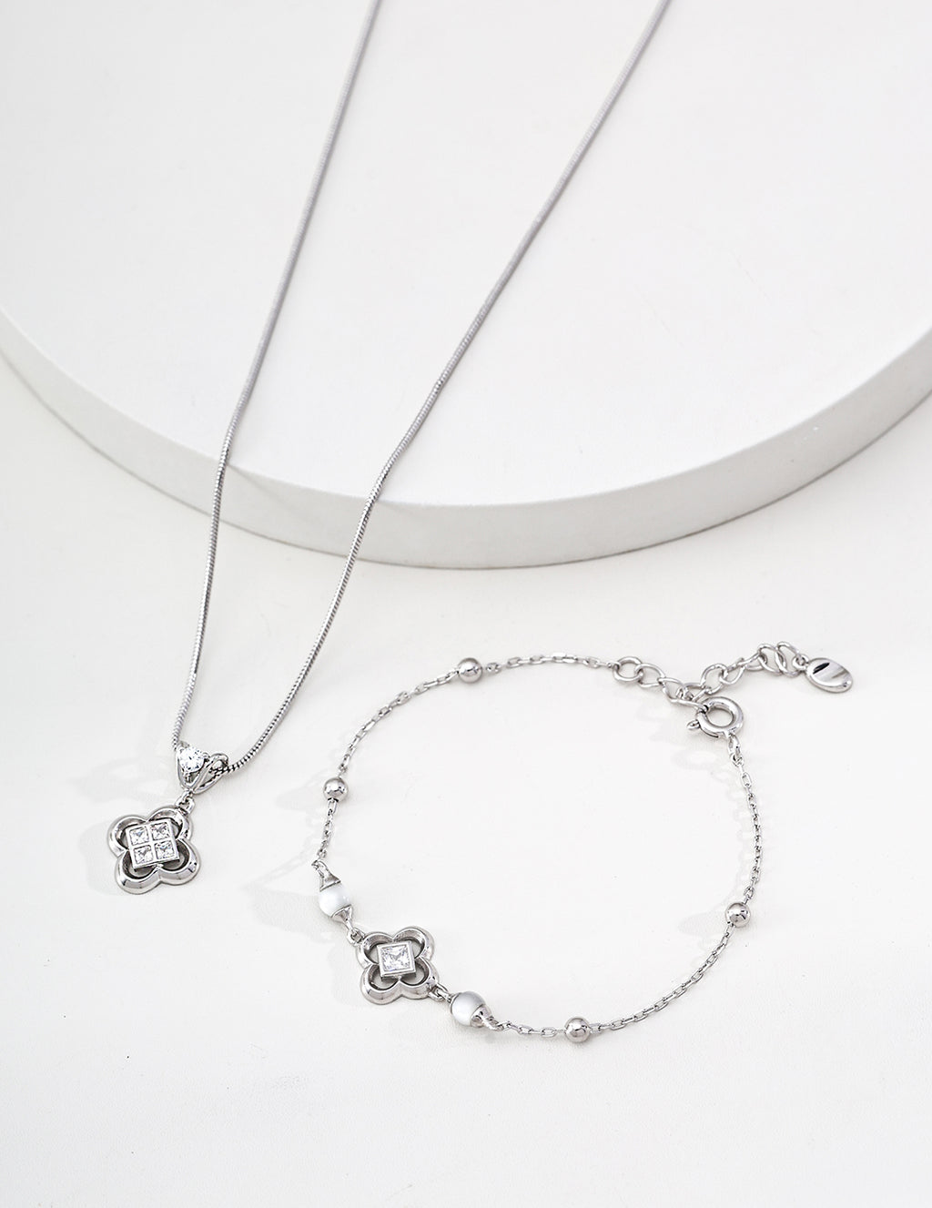 Fleur Pearl Chain Bracelet