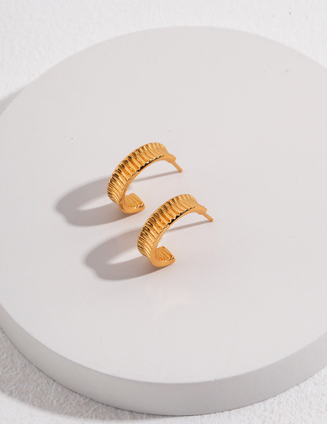 Lumi Ribbed Hoop Earrings Secondary image
