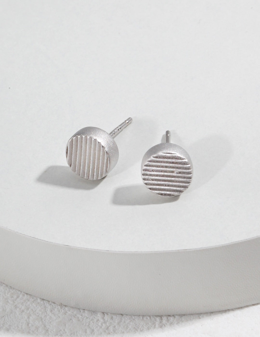 Linea Ribbed Stud Earrings