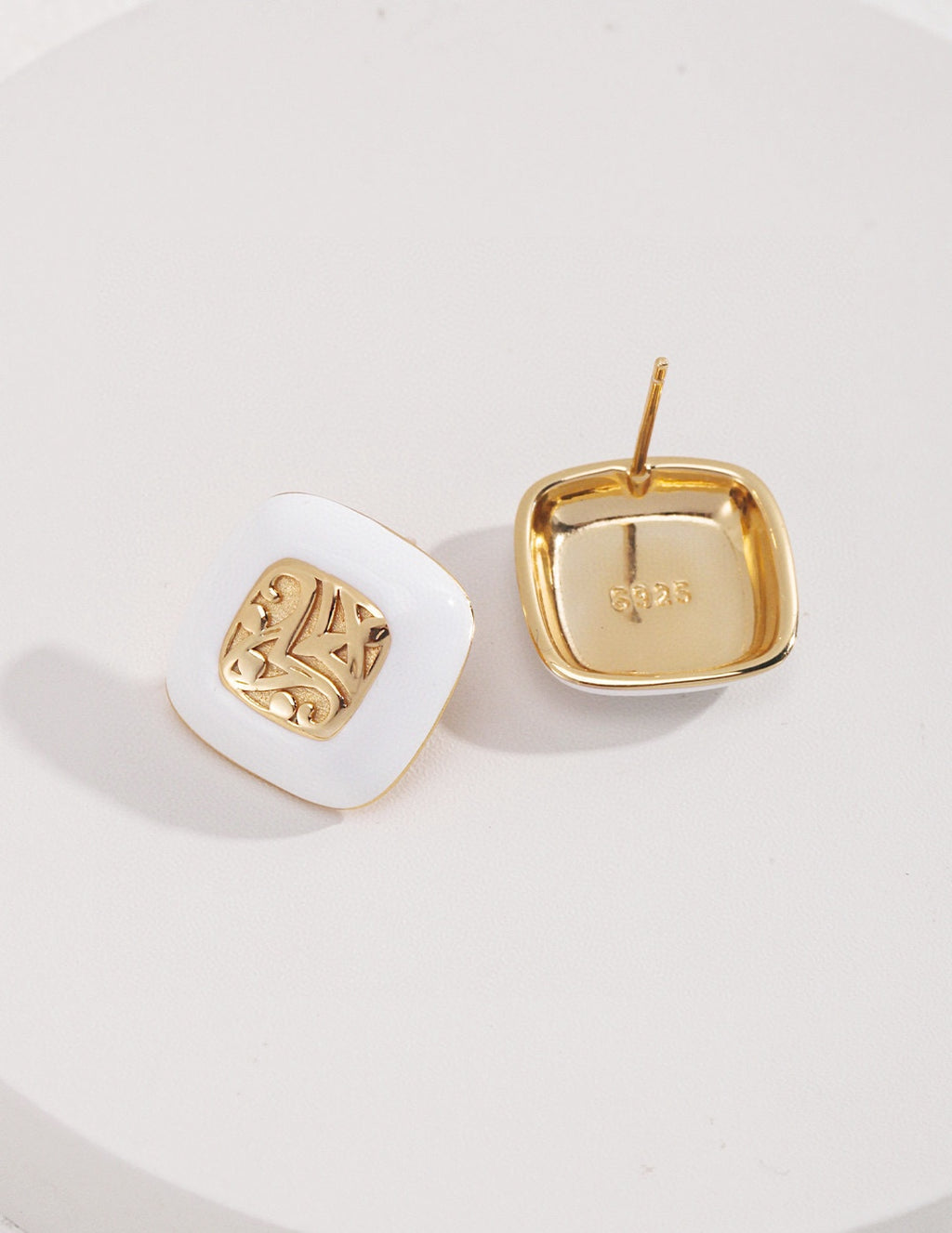 Nacre Crest Stud Earrings