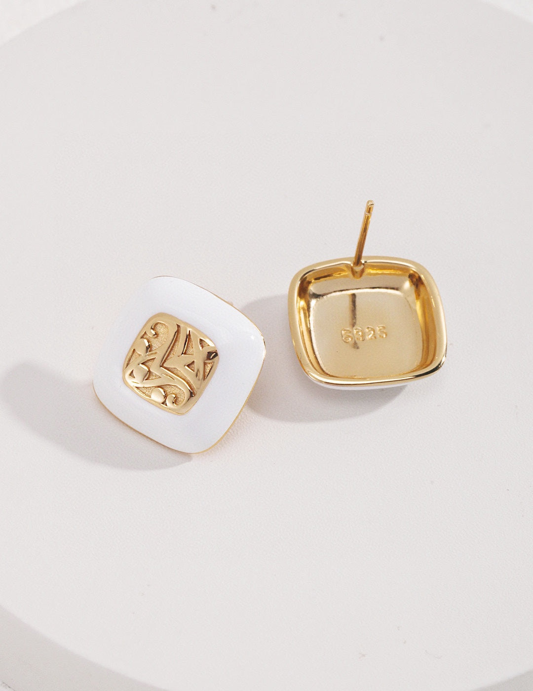 Nacre Crest Stud Earrings