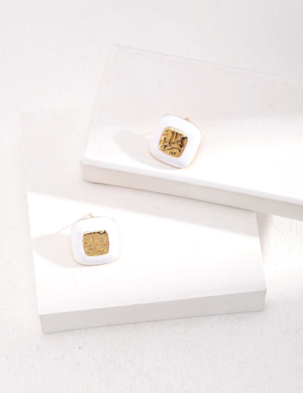 Nacre Crest Stud Earrings