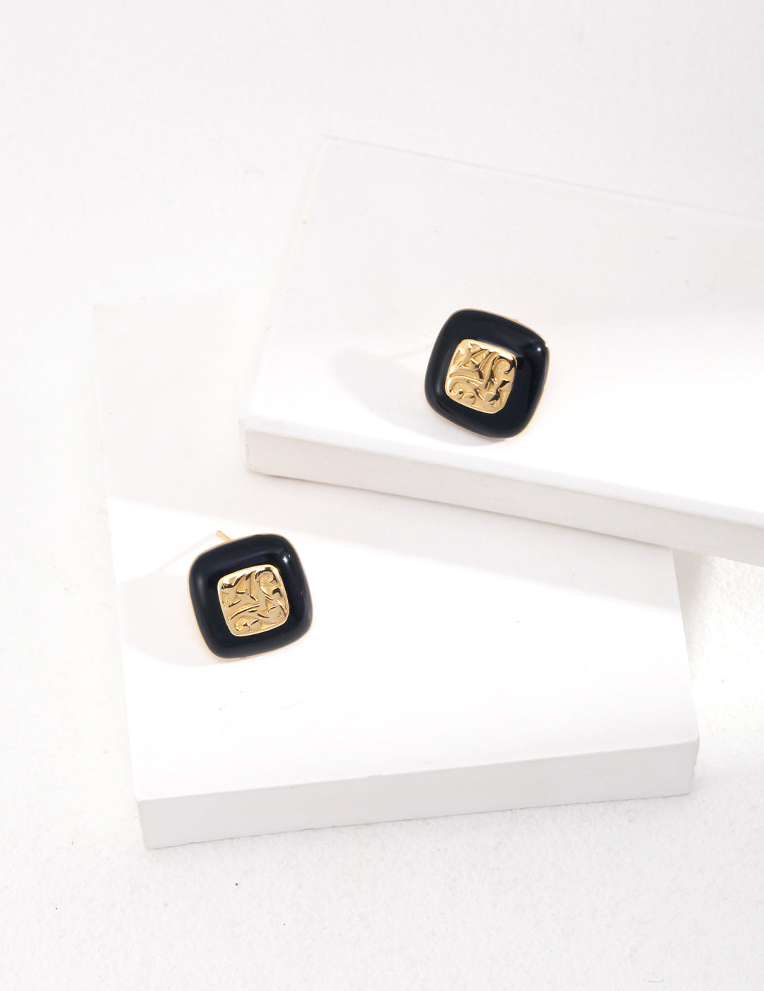 Nacre Crest Stud Earrings