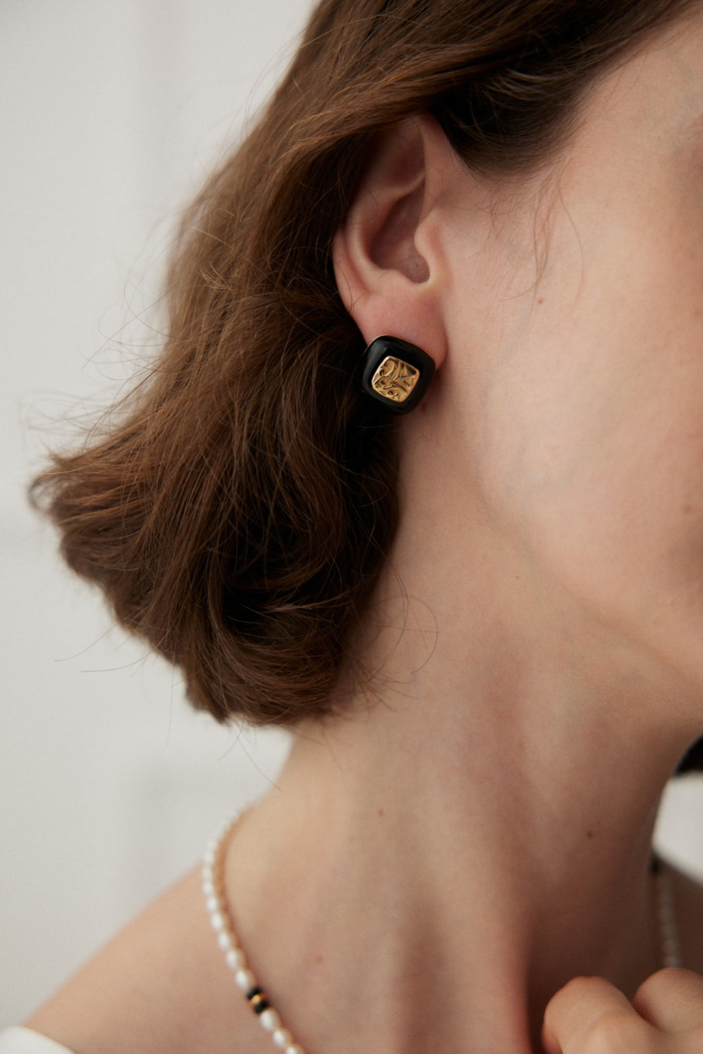 Nacre Crest Stud Earrings