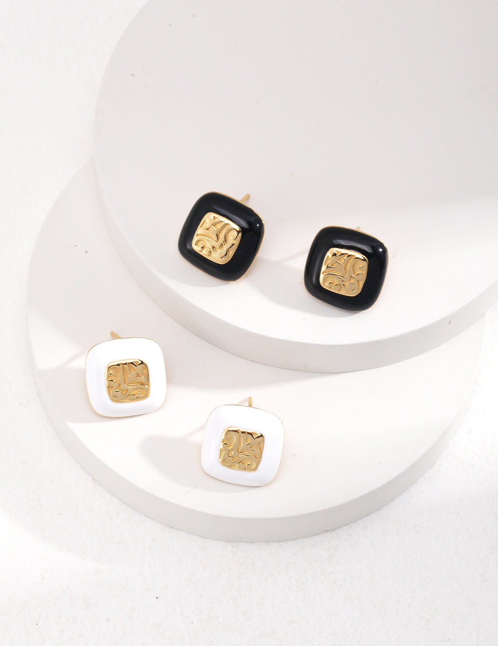 Nacre Crest Stud Earrings