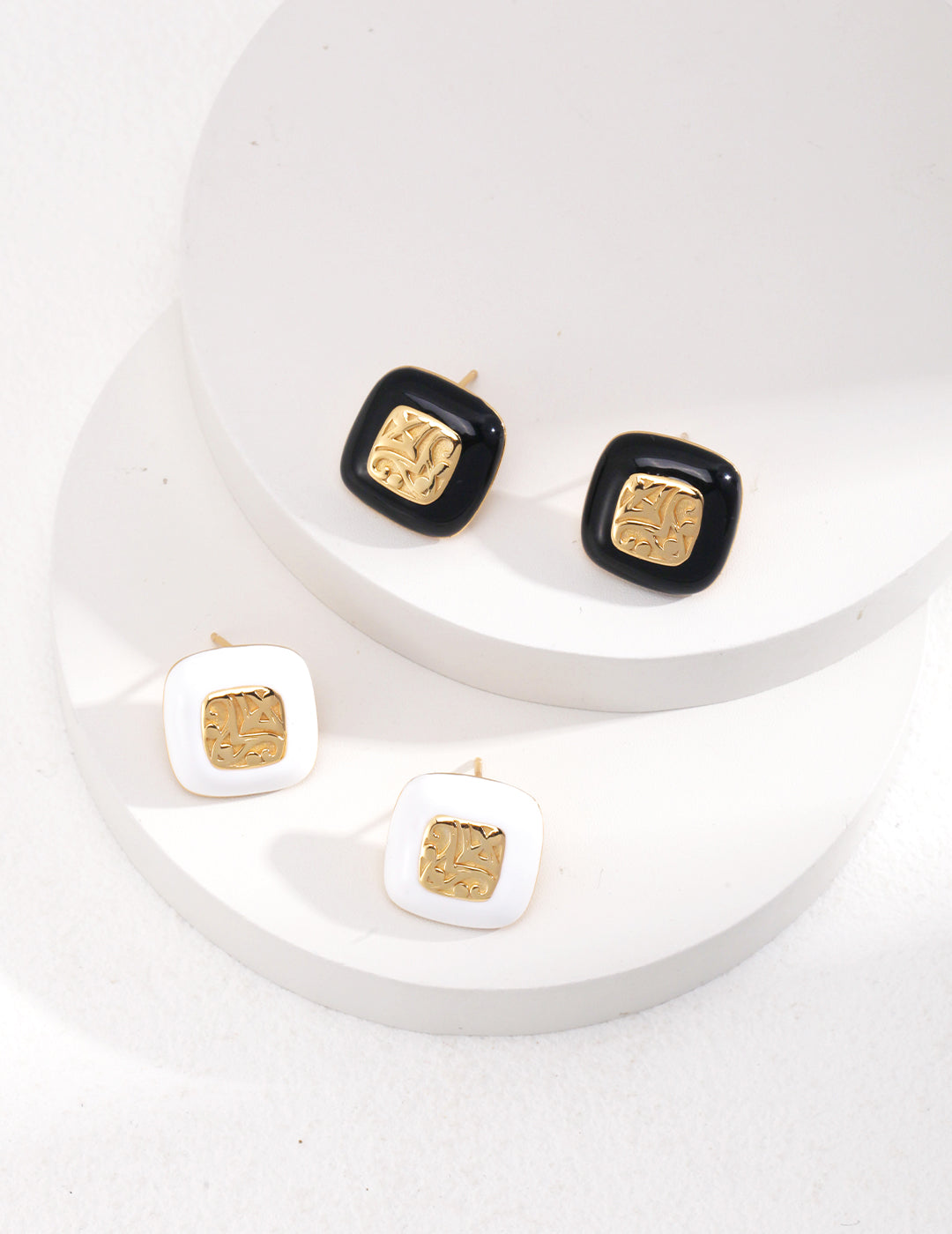 Nacre Crest Stud Earrings