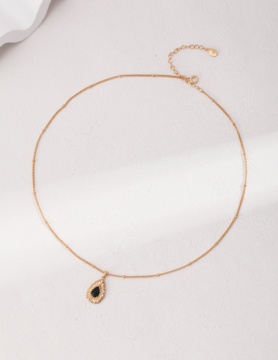 Noir Sunburst Necklace Imagen secundaria del producto