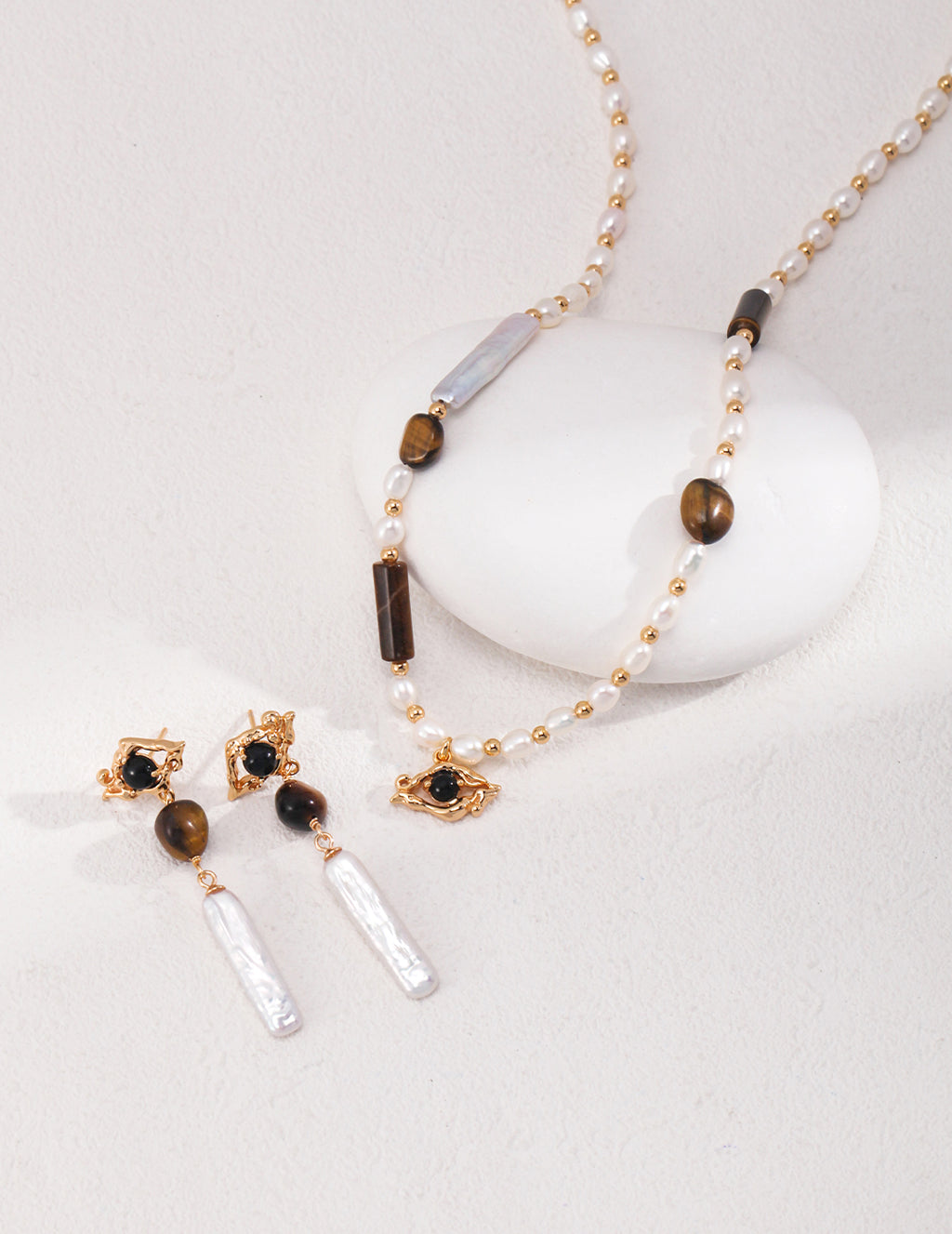 Noir Eye Pearl Necklace