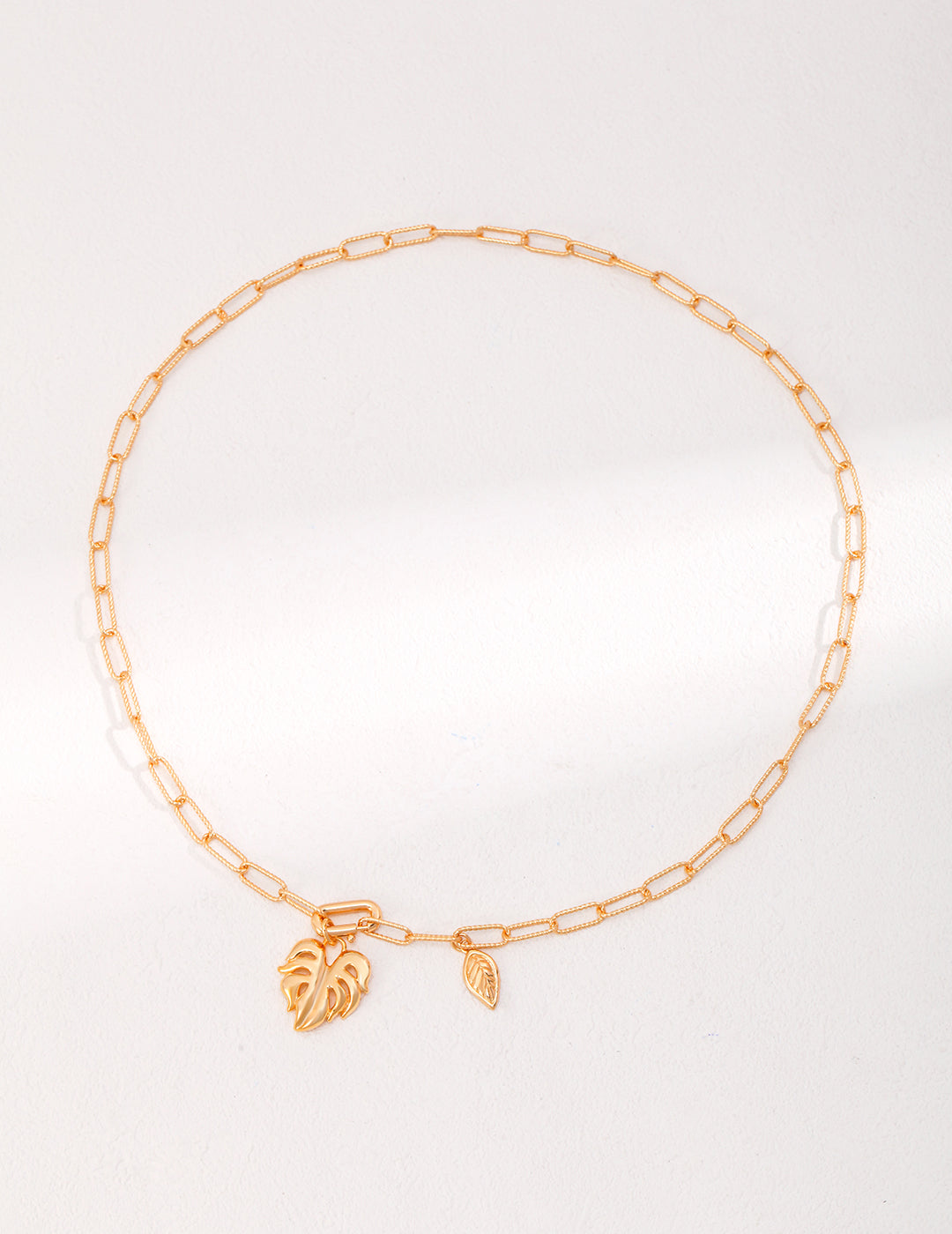 Monstera Charm Necklace Imagen secundaria del producto