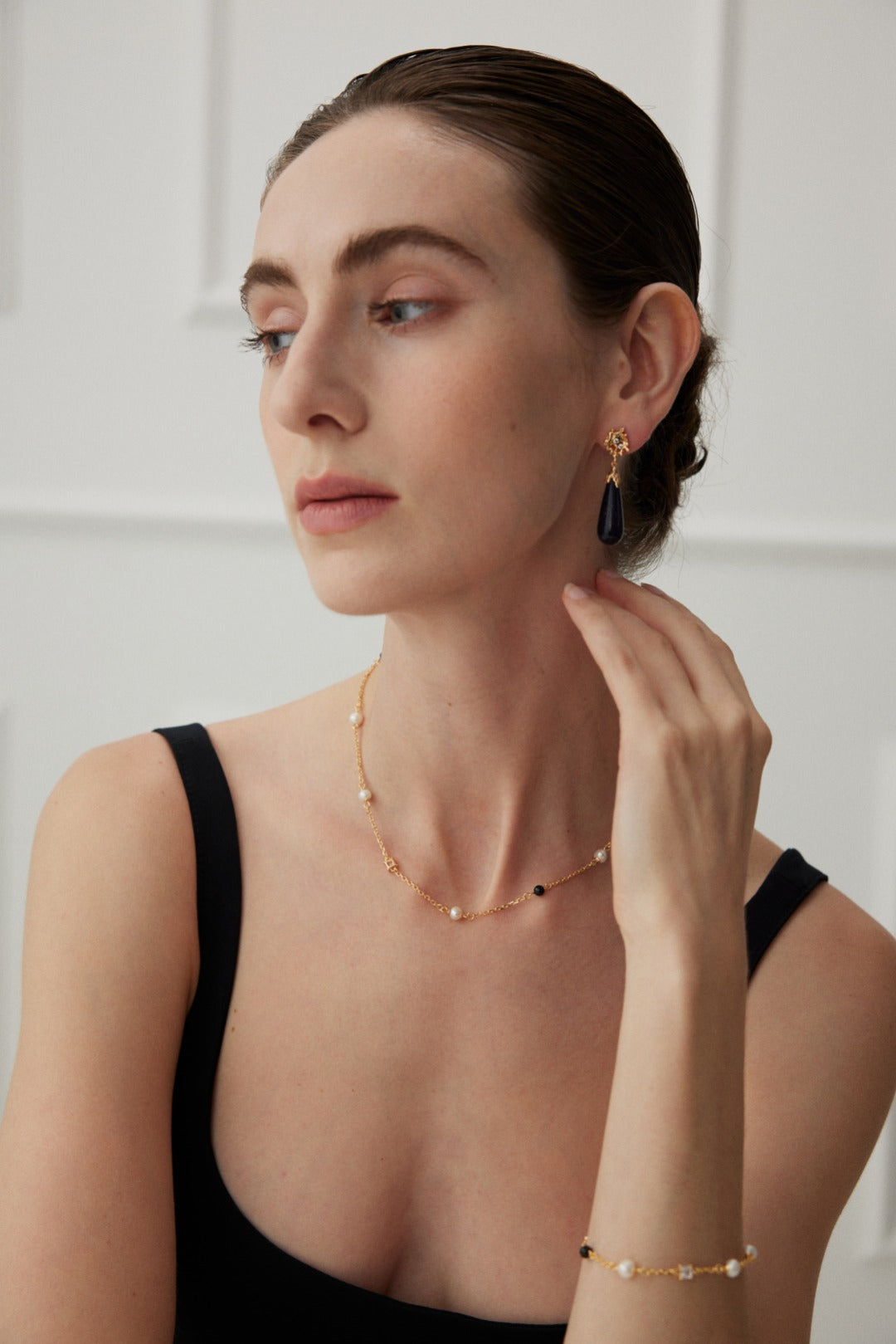 Pearl Noir Station Necklace