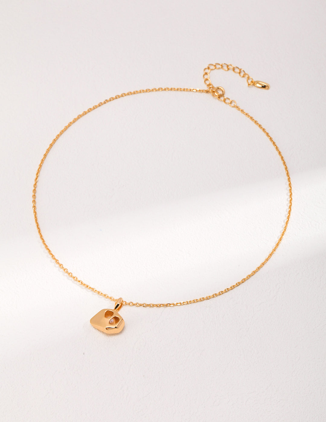 Sculpted Gold Pendant Necklace Secondary image
