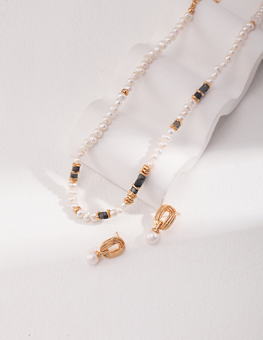 Noir Pearl Collar Necklace