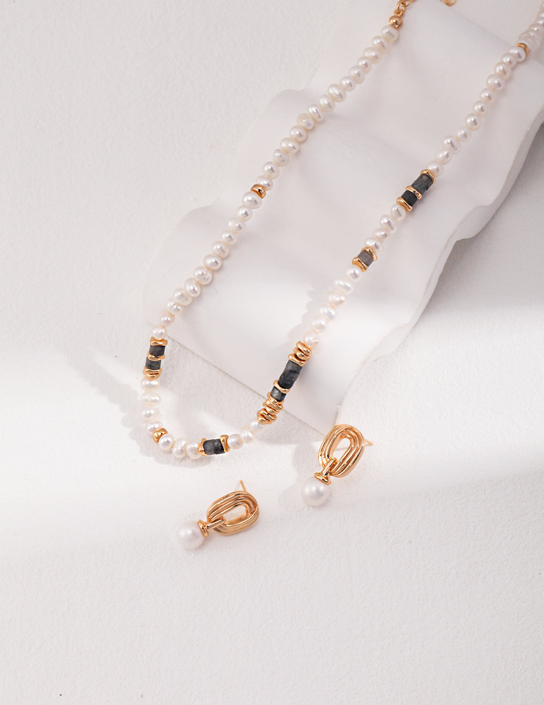 Noir Pearl Collar Necklace