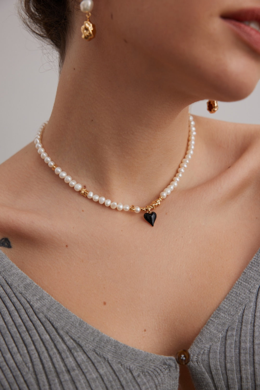 Noir Heart Pearl Necklace Secondary image