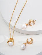 Pearl Curve Pendant Necklace