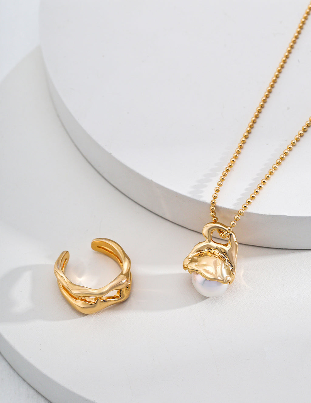 Pearl Curve Pendant Necklace