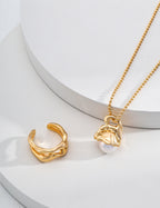 Pearl Curve Pendant Necklace