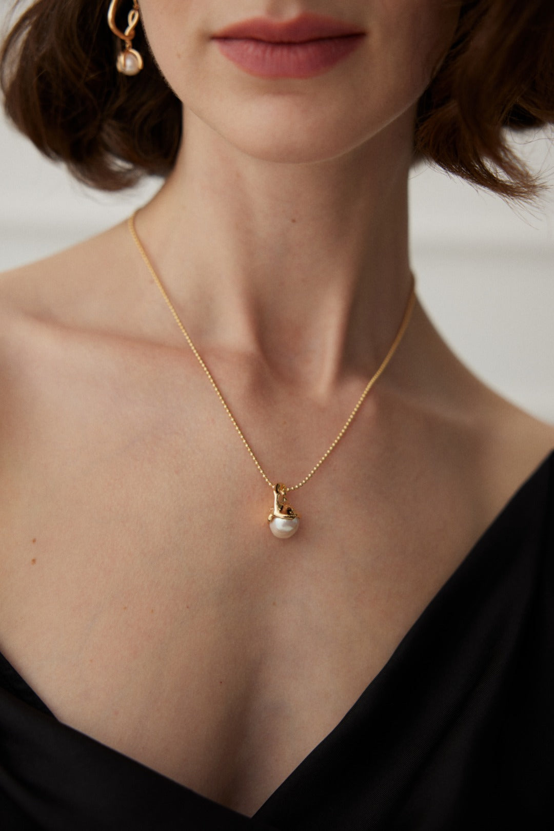 Pearl Curve Pendant Necklace