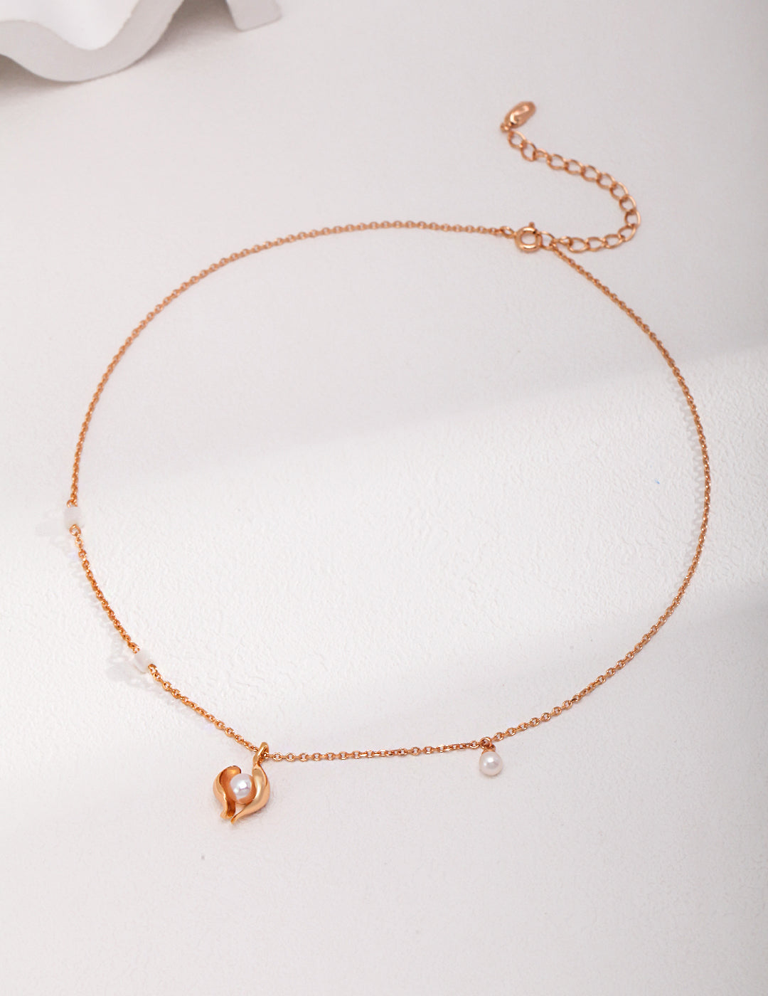 Pearl Embrace Necklace Imagen secundaria del producto