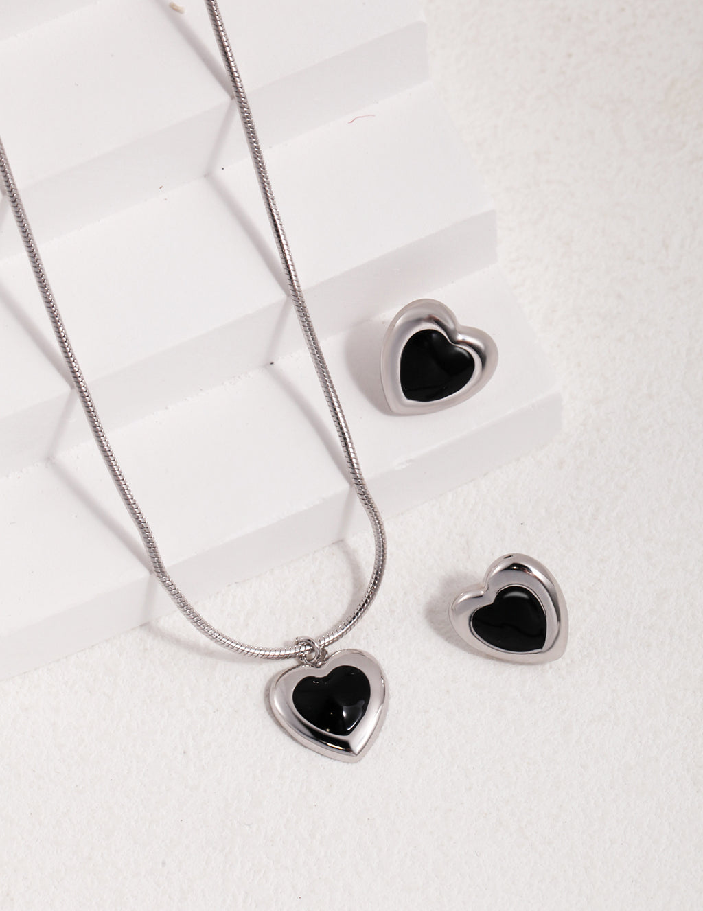 Noir Halo Heart Necklace